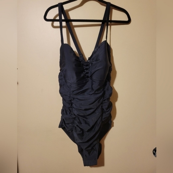 Torrid NWT swinsuit size 2/2X large. - Picture 3 of 9